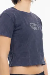 Remera corta gris con logo ovalado estampado en el centro.
