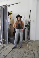 Pantalón de jean recto color gris oscuro, de tiro medio, con costuras verticales y bordado de brújula en los bolsillos traseros.