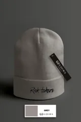 Gorro de lana sintética color gris con bordado frontal de la frase "Risk takers".