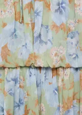 Vestido midi de gasa con estampado floral en tonos celeste, verde y naranja. Tiene tirantes finos ajustables, escote recto, cintura elastizada y forro interior.