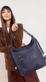 Cartera negra con opción de uso como mochila, con diseño práctico, bolsillo al frente y atrás para fácil acceso. División interna en el medio para organizar tus pertenencias, ideal para uso diario, compacta y funcional.