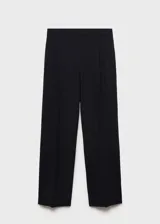 Pantalón de vestir color beige, de tiro alto, corte recto y largo. Presenta cierre frontal con botón, gancho y cremallera oculta, trabillas, bolsillos laterales, pinzas delanteras, forro interior y bolsillo de ribete en la parte posterior.