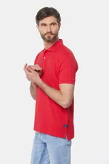 Remera polo color bordó de piqué liso, con cuello en rib y botones personalizados.