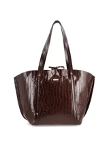 Cartera shopper grande de cuero marrón con textura tipo cocodrilo, doble asa de hombro y cierre superior con tiras de cuero anudadas. Interior forrado con división con cierre.