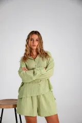 Conjunto de short y camisa color blanco.