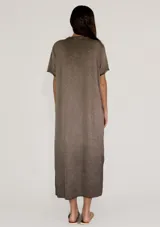 Vestido largo color amarillo, de lino y algodón, con escote en V y mangas cortas.