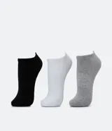 Kit de tres pares de medias deportivas invisibles, confeccionadas en algodón con suela atoallada. Incluye un par negro, un par blanco y un par gris.