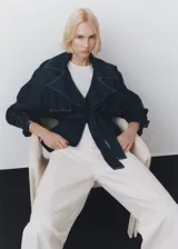 Remera blanca de algodón de manga corta y cuello redondo. Diseño clásico y minimalista.