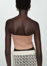 Top color piel, sin mangas, palabra de honor y corte crop.
