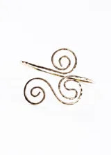 Brazalete dorado de metal con diseño de espirales, ajustable para el brazo.