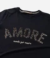 Remera negra de algodón con cuello redondo y mangas cortas. Estampa frontal con la palabra "amore" en animal print flocado.