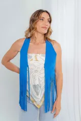 Chaleco azul eléctrico de cuero con flecos largos.