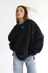 Buzo negro de felpa de algodón con pespuntes en zigzag color celeste y logo bordado en el pecho.