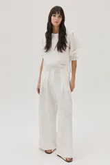 Blusa blanca de lino con mangas abullonadas de ramie.