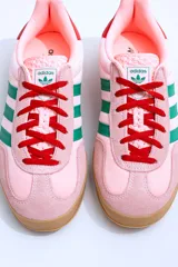 Championes Adidas Gazelle Indoor color rosa con detalles en verde y rojo.