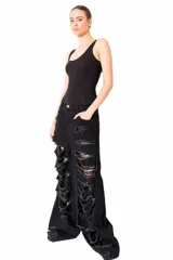 Pantalón de jean negro de corte ancho con múltiples roturas grandes y flecos.