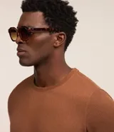 Remera blanca de media malla con cuello redondo, manga corta y textura vertical.