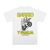 Remera blanca de corte clásico con estampa en la espalda de dos osos en moto con la frase "Barrio y Familia".