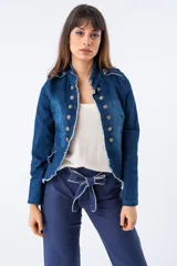 Chaqueta de jeans azul con corte victoriano, cuello mao, botones plateados y terminaciones desflecadas.
