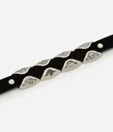 Cinturón negro de cuero sintético con hebilla metálica plateada y apliques metálicos plateados con motivos del lejano oeste.