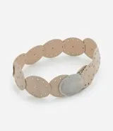 Cinturón largo de eslabones de cuero sintético color beige, con tachas y hebilla metálica plateada con diseño labrado.