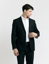 Camisa blanca de vestir, de corte clásico y manga larga.