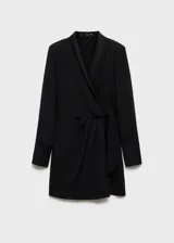 Minivestido negro con escote en V cruzado, mangas largas con puños abotonados, drapeado lateral y cierre cruzado con lazo.