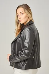 Campera estilo motociclista de cuero color marrón caramelo, con cuello solapa, cierre asimétrico plateado y detalles de broches metálicos.