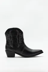 Botas texanas plateadas de caña baja con bordados negros a contratono y taco bajo.