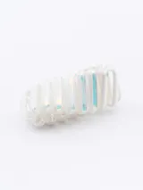 Colero blanco con cuentas rectangulares iridiscentes.