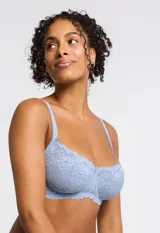 Soutien con aro, de encaje floral y micro tul color verde. Breteles fijos con largo regulable.