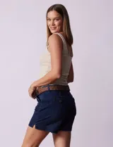 Short color salmón de algodón con pretina con pasadores, botón y cierre. Delantera con bolsillos. Incluye cinturón trenzado marrón. Marca One Five One.