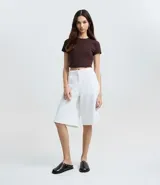 Blusa cropped verde militar de manga corta y cuello redondo, confeccionada en algodón certificado BCI con elastano.