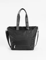 Bolso negro de poliéster con compartimento para laptop y correa ajustable, diseñado para uso práctico.