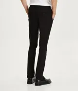 Pantalón de vestir negro, corte slim fit, confeccionado en sarga de algodón y elastano.