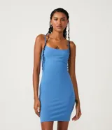 Vestido corto color rosado, de escote recto, con breteles finos y confeccionado en algodón con elastano.