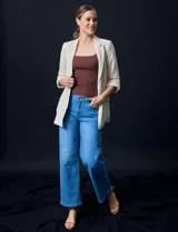 Blazer rojo de crepe marca Tahari, con cuello con solapa y abertura central. Tiene mangas 3/4 regulables con presilla y botón, bolsillos delanteros y forro interno.