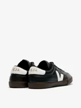 Championes Veja modelo Panenka, color negro con logo lateral en blanco y suela marrón. Fabricados en cuero.