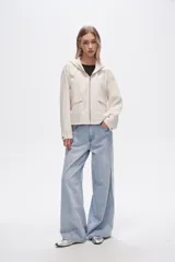 Campera color crudo de lino con capucha, cierre frontal y bolsillos plaqué.