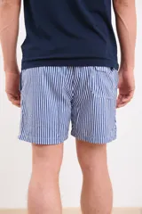 Short de baño a rayas verticales azules y blancas.