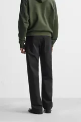 Pantalón de jean negro de corte recto, con cinco bolsillos y cierre frontal con botones. Colección especial Origins.