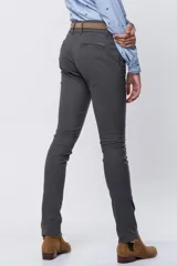 Pantalón de gabardina gris oscuro, corte skinny, con bolsillos delanteros y traseros. Se ajusta a la cintura con cinturón de cuero marrón con hebilla dorada.