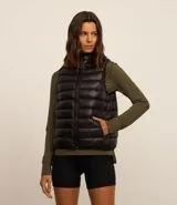 Chaleco puffer deportivo negro confeccionado en poliamida, con cuello alto y cierre frontal con cremallera. Incluye bolsita para guardarlo.