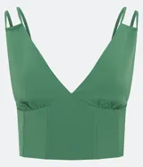 Blusa cropped color verde bosque, con escote en V profundo, tirantes dobles finos y estructura tipo corsé con costuras verticales en el frente.