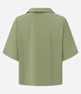 Blusa verde oliva de mangas cortas amplias, confeccionada en viscosa, con cuello y recortes verticales en los laterales.