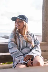 Buzo con capucha a rayas horizontales en tonos gris y blanco.