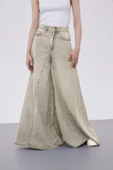 Pantalón jean color beige, de corte ancho y tiro medio.
