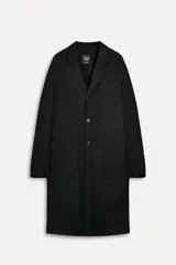 Abrigo recto negro confeccionado en hilatura con lino, con cuello solapa de muescas, manga larga, bolsillos de plastrón en delantero y cierre frontal con botones.
