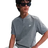Remera manga corta gris con cuello henley y logo de Nike bordado en blanco en el pecho. Corte clásico.