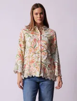 Chaqueta de lino marca Ruby Rd, con cuello con solapa, abertura central con botones, ruedo y puños bordados.